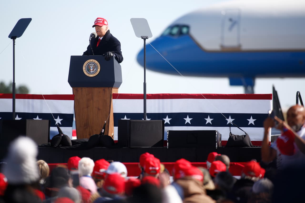 Por su parte, el presidente de Estados Unidos
<a href="https://www.univision.com/temas/donald-trump">Donald Trump</a>, comenzó el día del cierre de su campaña poco antes del mediodía (hora local) en Fayetteville, Carolina del Norte donde lo esperaban sus simpatizantes.
<b>A diferencia de Biden, el mandatario se niega a seguir los protocolos de salud para evitar mayor propagación del coronavirus</b> y se ha rodeado de sus seguidores.
<br>