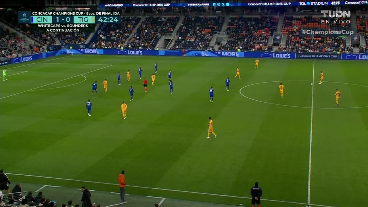 ¡CERCA! Vladimir Loroña disparó que se estrella en el poste.