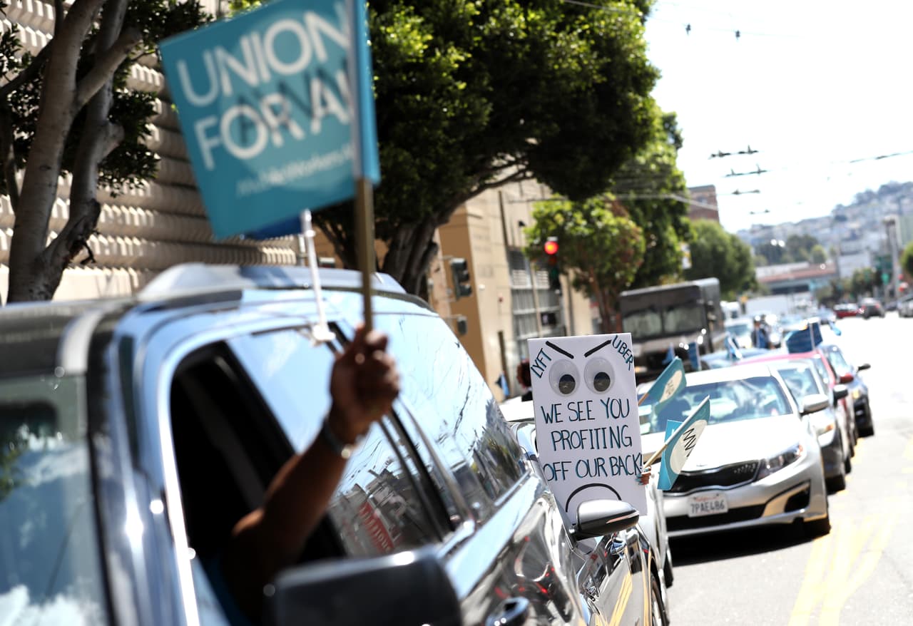 El proyecto de ley AB 5, de la asambleísta Lorena González, crearía un camino para que los conductores se puedan sindicalizar y sean clasificados como empleados y no contratistas.
<br>