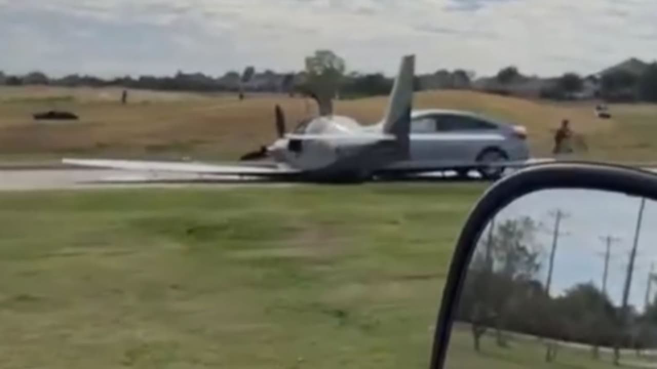 En el lugar del accidente, los paramédicos del Departamento de Bomberos de McKinney evaluaron a tres pacientes.
<b>Dos de ellos se encontraban a bordo de la avioneta, mientras que el tercero estaba en el automóvil impactado</b>. Solo una persona fue trasladada al hospital con heridas leves.