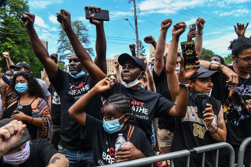 Identifican a sospechoso de ser el 'Hombre paraguas', quien causó destrozos durante las protestas en Minneapolis