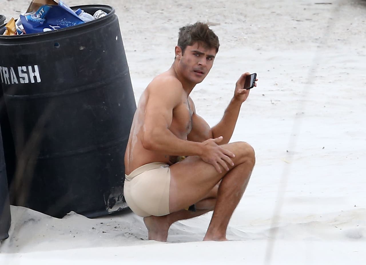 Mira ahora a Zac Efron en calzones, filmando otra película.