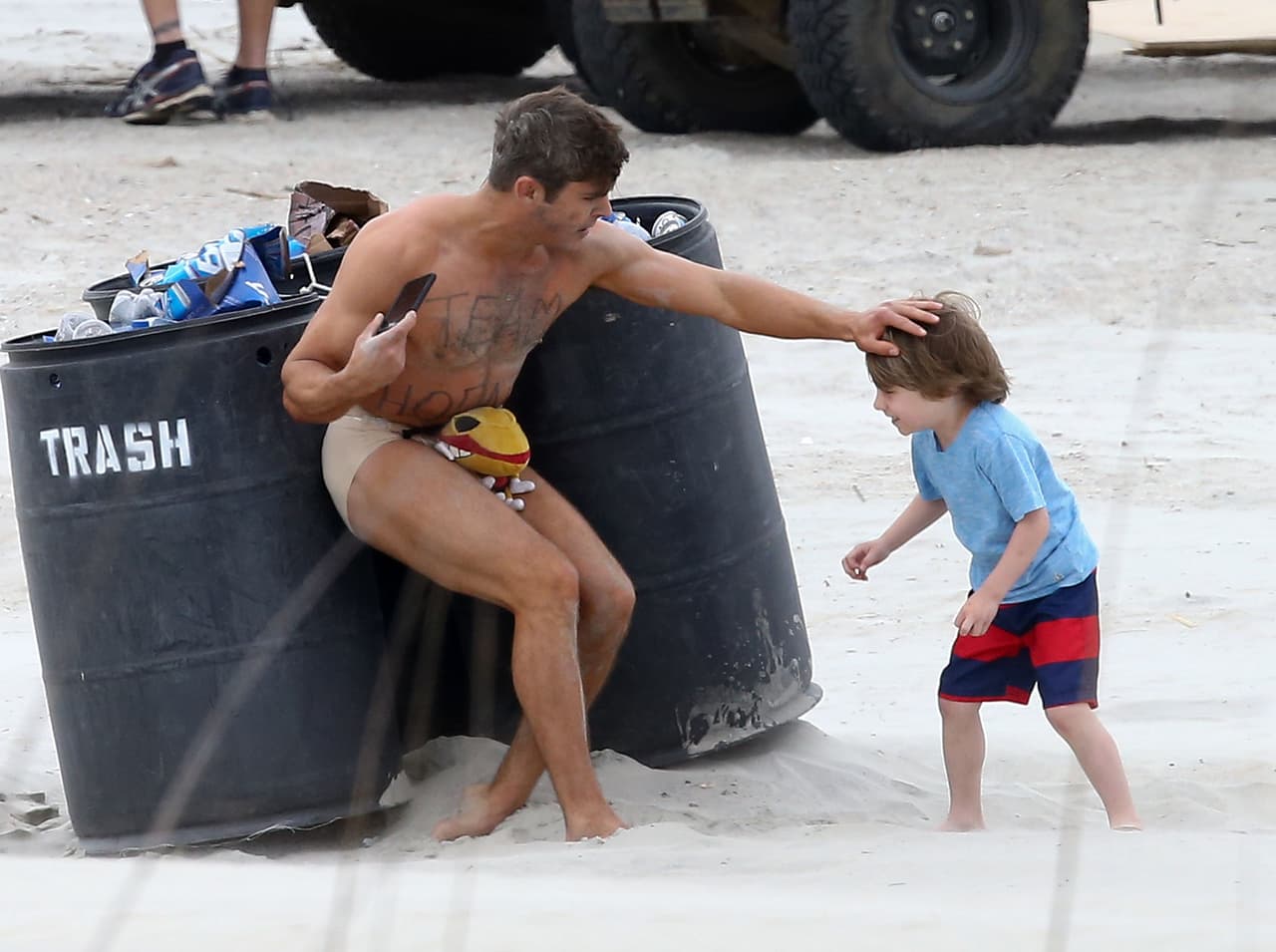 Mira ahora a Zac Efron en calzones, filmando otra película.