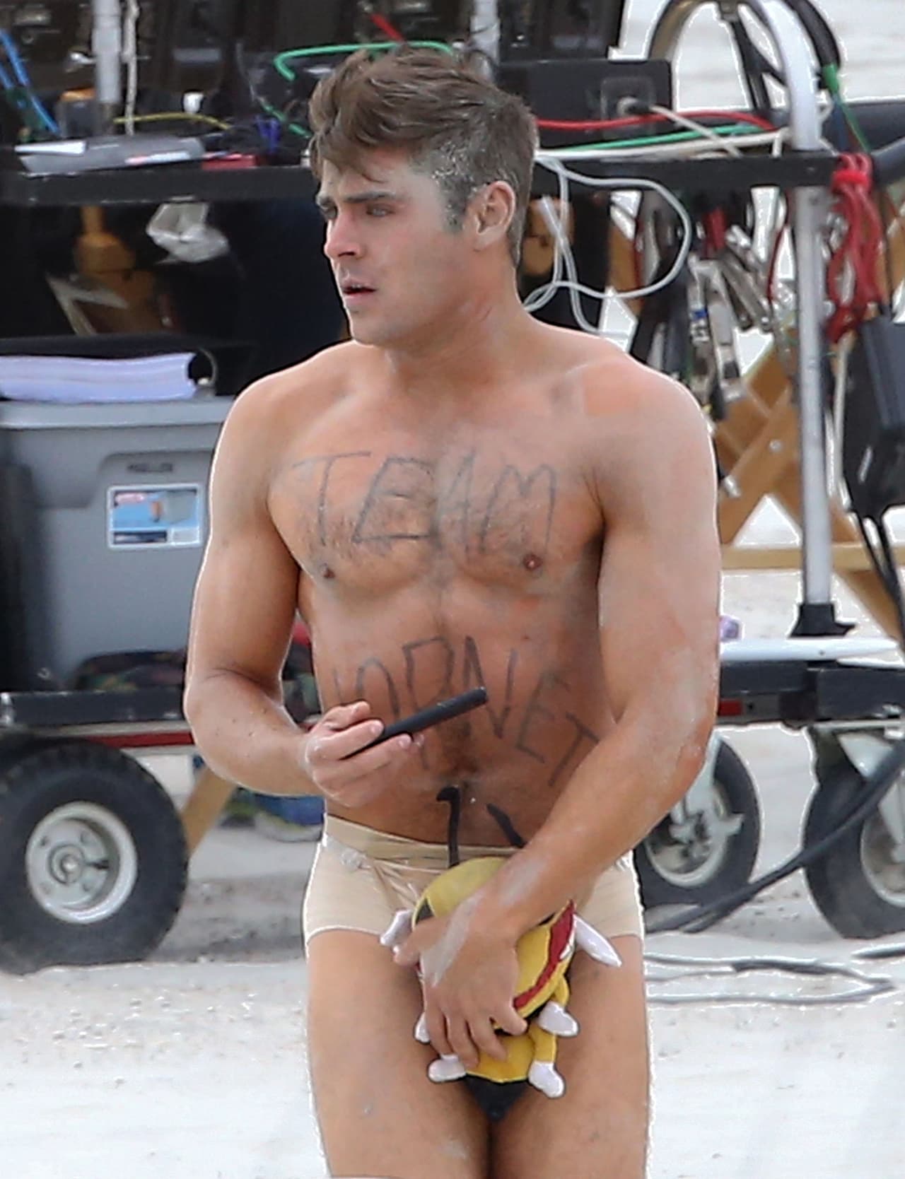 Mira ahora a Zac Efron en calzones, filmando otra película.