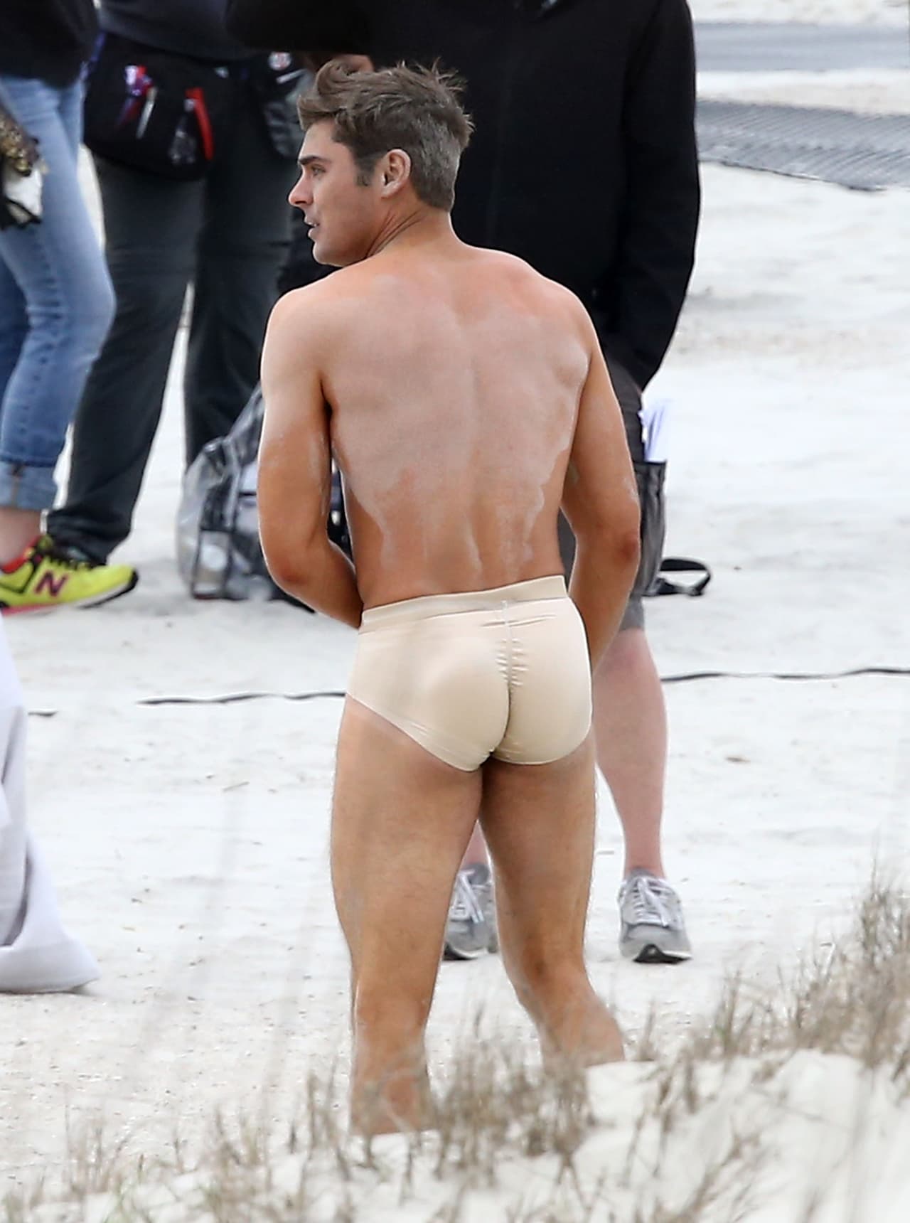 Mira ahora a Zac Efron en calzones, filmando otra película.