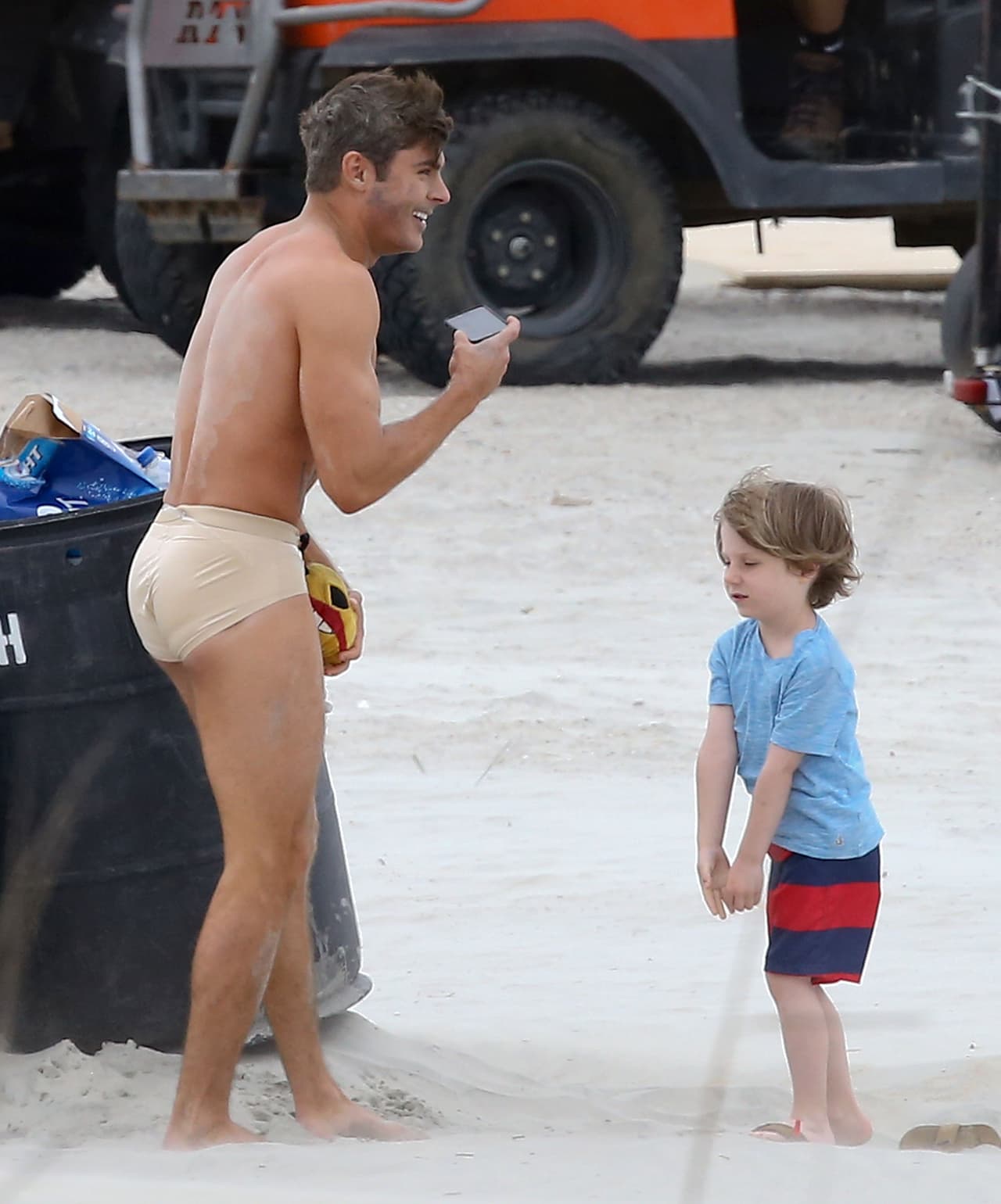 Mira ahora a Zac Efron en calzones, filmando otra película.