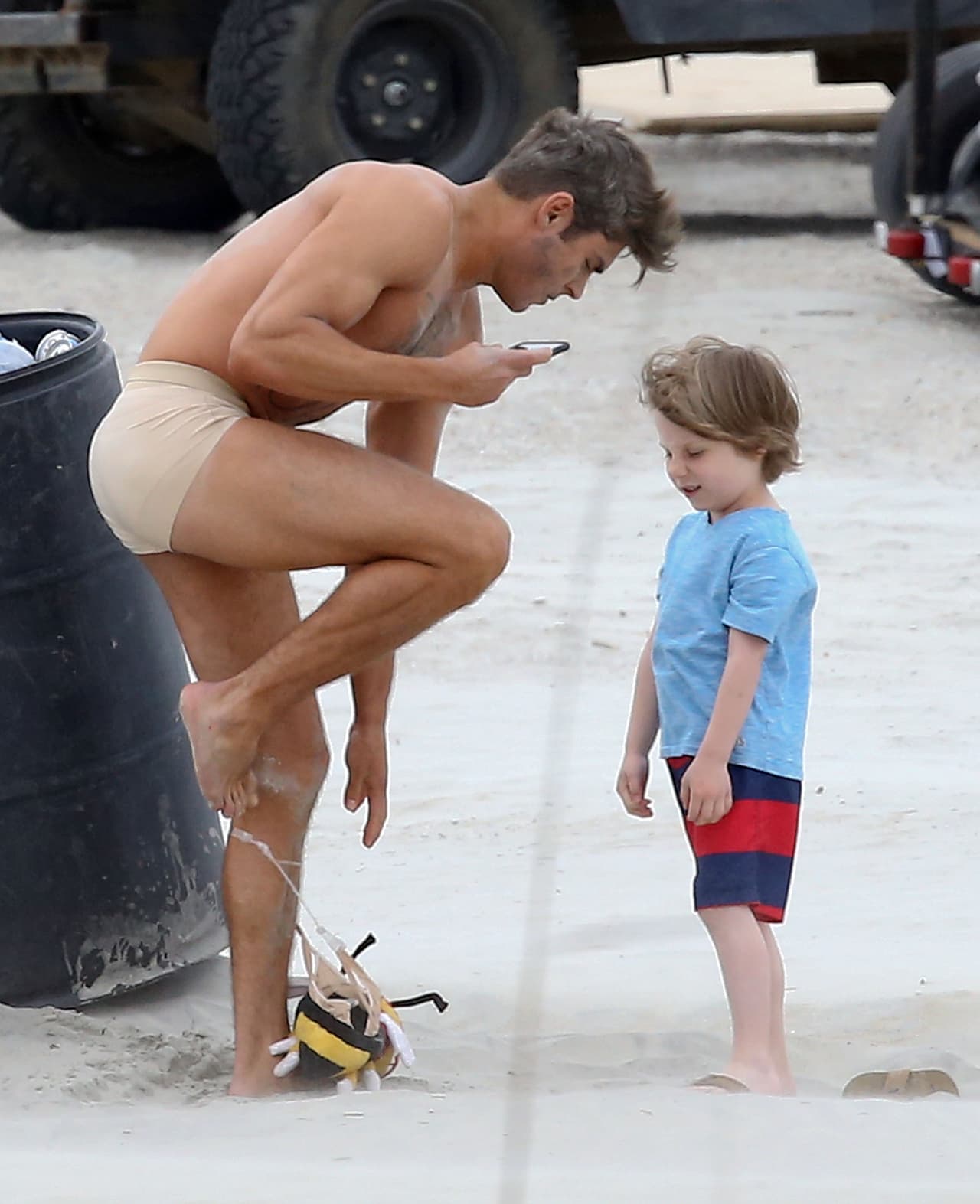 Mira ahora a Zac Efron en calzones, filmando otra película.