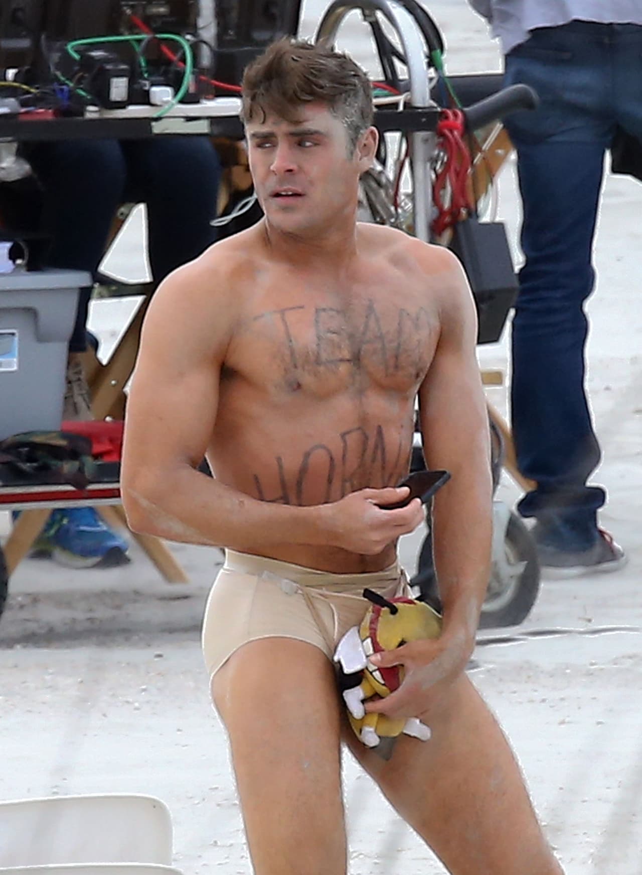 Mira ahora a Zac Efron en calzones, filmando otra película.