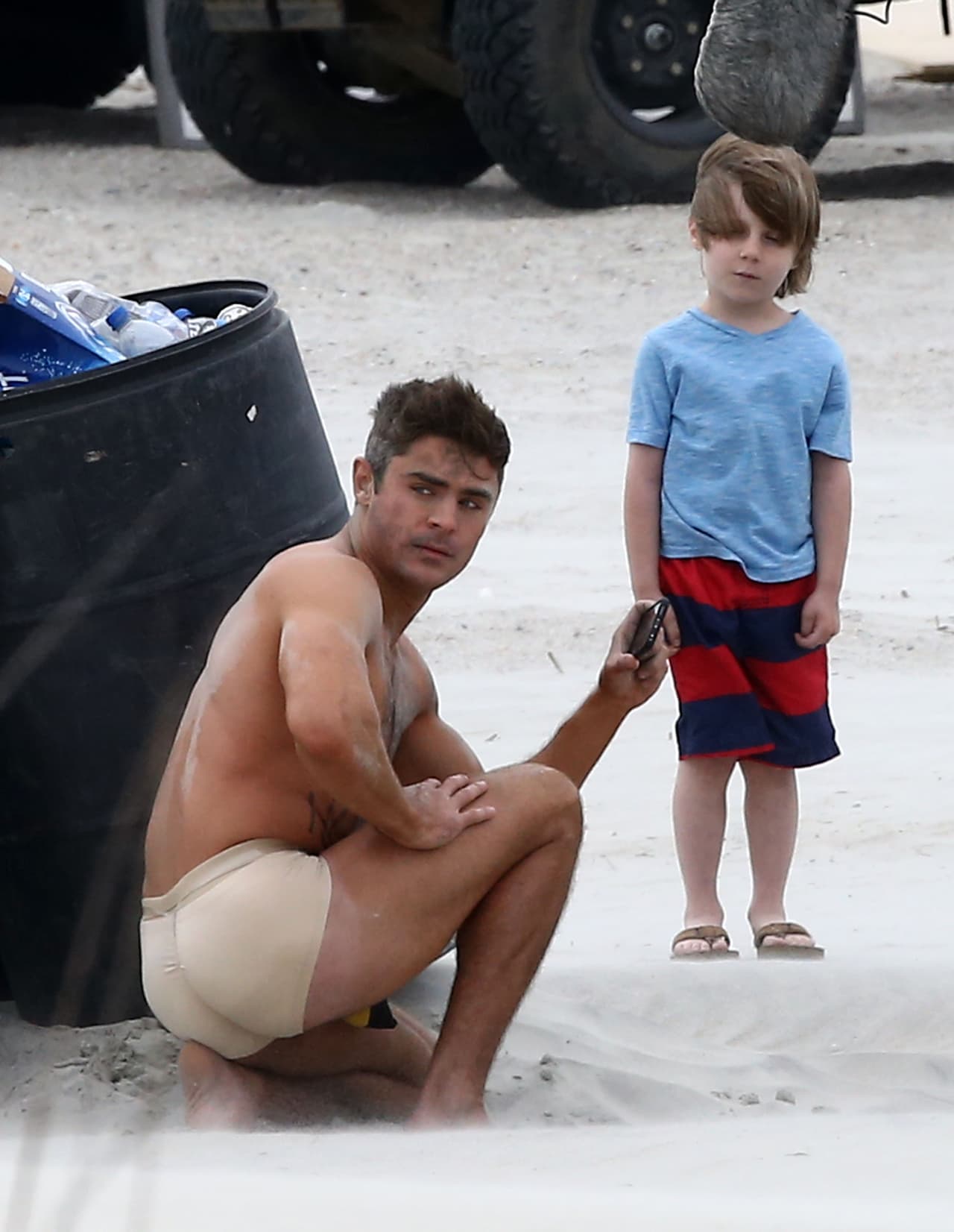 Mira ahora a Zac Efron en calzones, filmando otra película.