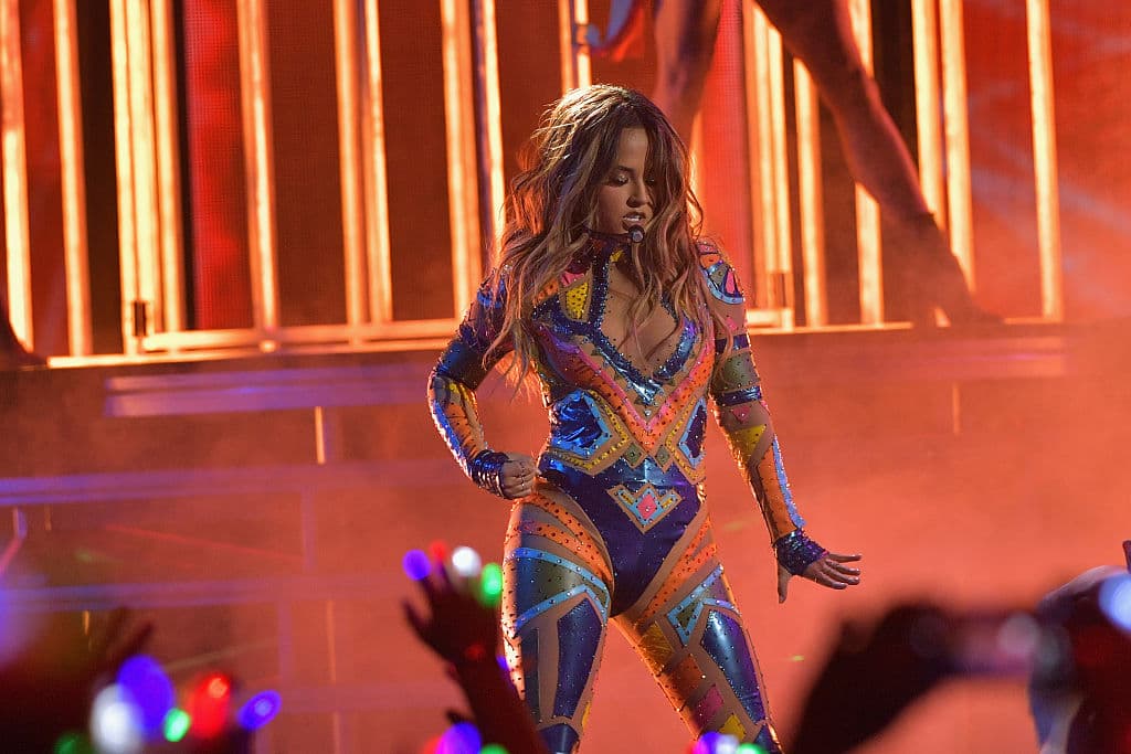 Inspirada en la inolvidable presentación de Britney Spears en los MTV Video Music Awards en 2001, Becky G bailó sensualmente con una boa amarilla.