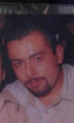 <h3 class="cms-H3-H3">Joel Emiliano Carranza</h3>
<br>
<br>Este hombre de 42 años es buscado por su presunta participación en el ataque a dos hombres durante el pasado 1 de enero de 1999. 
<br>
<br>El sospechoso, junto a otros tres cómplices habrían atacado a las dos víctimas mientras caminaban por una calle de Campbell California; uno de ellos fue declarado muerto tras sufrir múltiples puñaladas en el pecho, una de ellas penetró su corazón. 
<br>
<br>La agencia cree que Carranza está casado y tiene, al menos, una hija y ofrece una recompensa de hasta 5,000 dólares por información que conduzca a su arresto. 
<br>
<br>