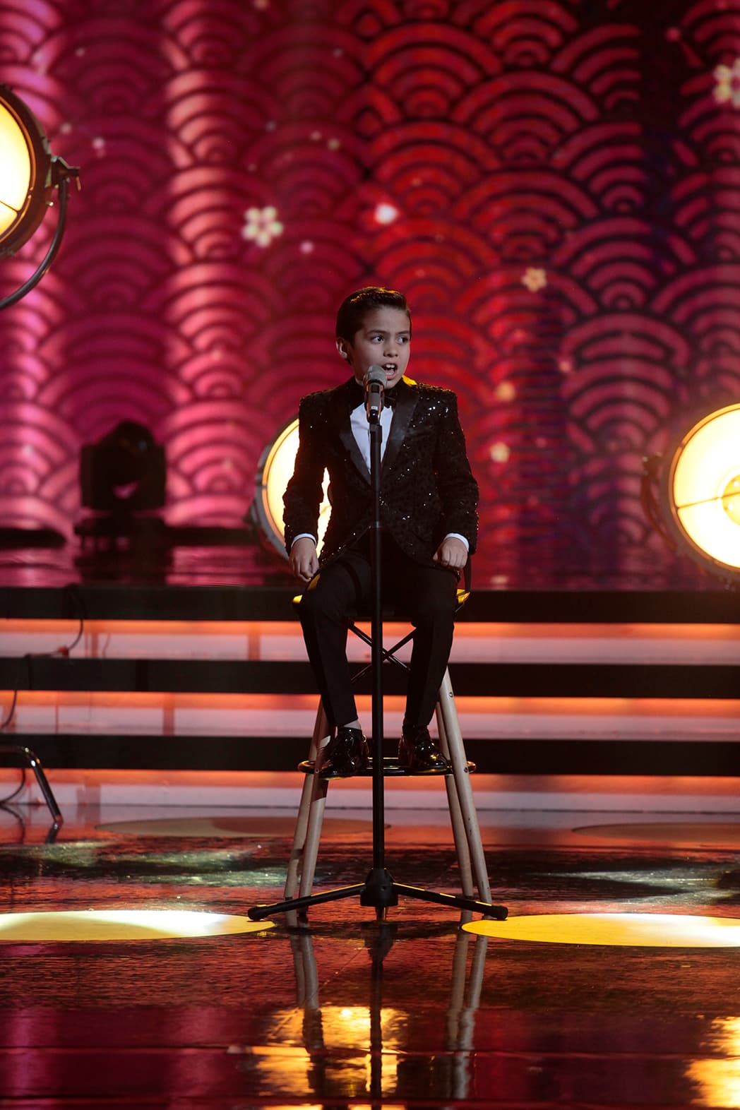 El niño volteó a ver a la orquesta de Pepé Zavala, encargada de musicalizar los temas, como si quisiera llamarle la atención; posteriormente volteó a ver a los jueces, y a su profesor a quien le hizo una seña con la mano. A pesar de todo, Kevin siguió cantando.