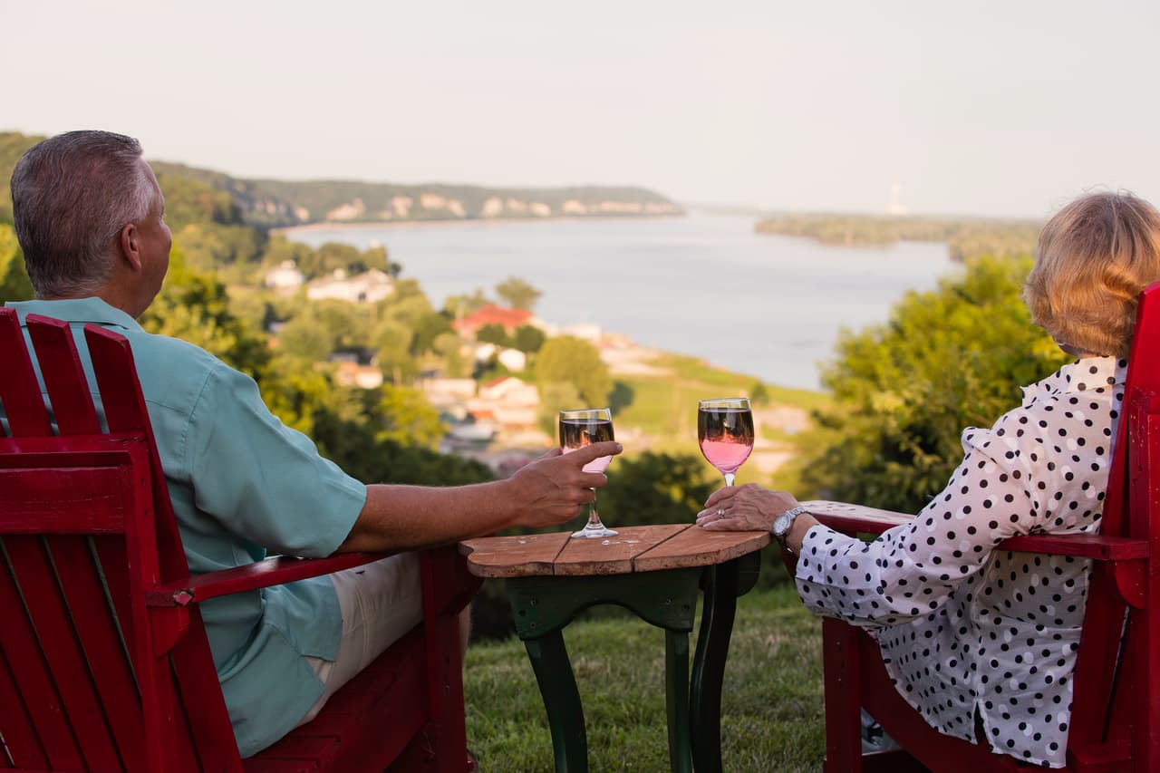 Visite el pintoresco 
<a href="https://www.enjoyillinois.com/explore/listing/matthiessen-state-park" target="_blank">Matthiessen State Park</a> y saborea los vinos de más de 25 bodegas de todo el estado. El lugar es conocido por sus pequeños lotes de vinos artesanales. Y si estás de humor para explorar un poco, camina hasta Cascade Falls, una de las cascadas más famosas de Matthiessen.