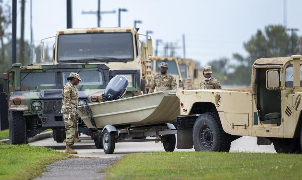 Guardias Nacionales de Louisiana participaron en las tareas preventivas frente al cuartel de Jackson ante la llegada del huracán Zeta.