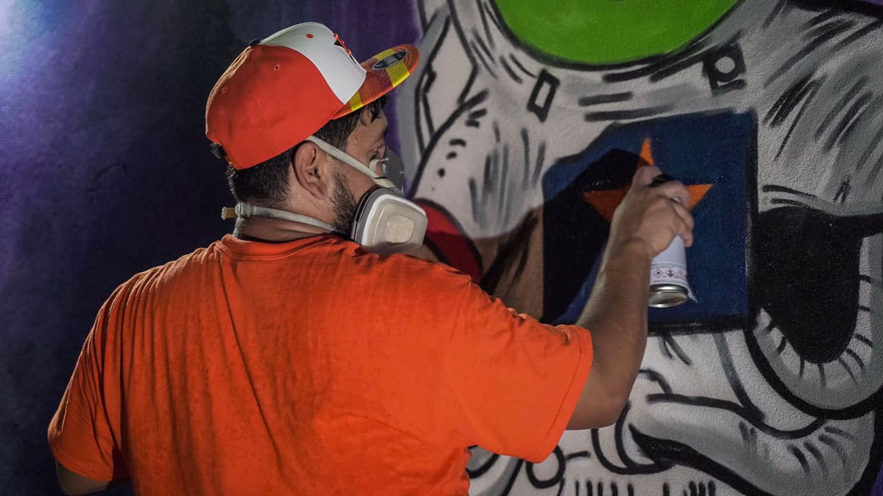 Artistas llenan de colores a la ciudad.