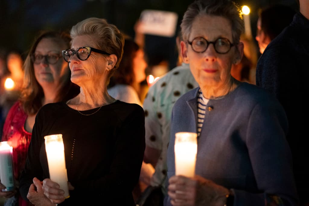 Beverly Evans y Deb Watts estuvieron entre quienes dedicaron la noche del viernes 28 de marzo a participar de una vigilia frente al edificio principal de los CDC en Atlanta, Georgia. Con velas encendidas, los asistentes expresaban su apoyo al valioso 
<b><a href="https://www.univision.com/noticias/salud/recomendaciones-cdc-aislamiento-uso-mascarilla" target="_blank">trabajo que realiza la agencia</a></b> y su fuerza laboral.