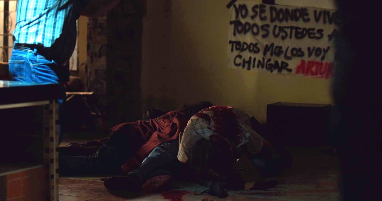 <b><a href="http://www.univision.com/series/el-chapo/resumen-de-el-chapo-capitulo-10-temporada-2-video" target="_blank">‘El Chapo’ no cedió ni un milímetro</a></b> y se negó a caer en su juego de miedo y paranoia que intentaba sembrar Arturo Bernal Leyda en su territorio, entonces pidió ayuda a ‘Don Sol’ para decretar un toque de queda y redoblar la cacería de su exaliado. Bernal Leyda tampoco dio marcha atrás y colocó en la plaza principal de Culiacán una narcomanta con una amenaza más para ‘El Chapo’.