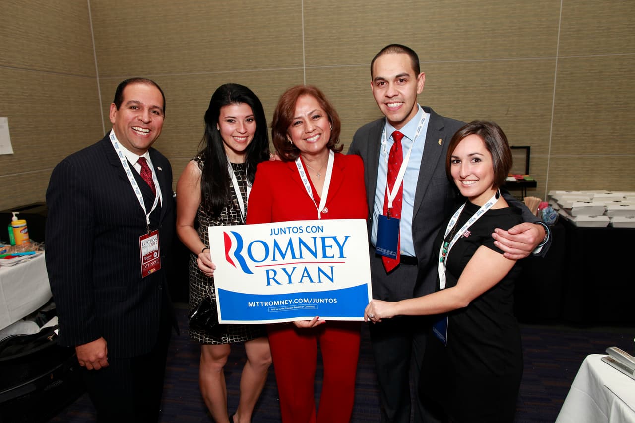 Yohana de la Torre (derecha) fue la vocera hispana de Mitt Romney en 2012
