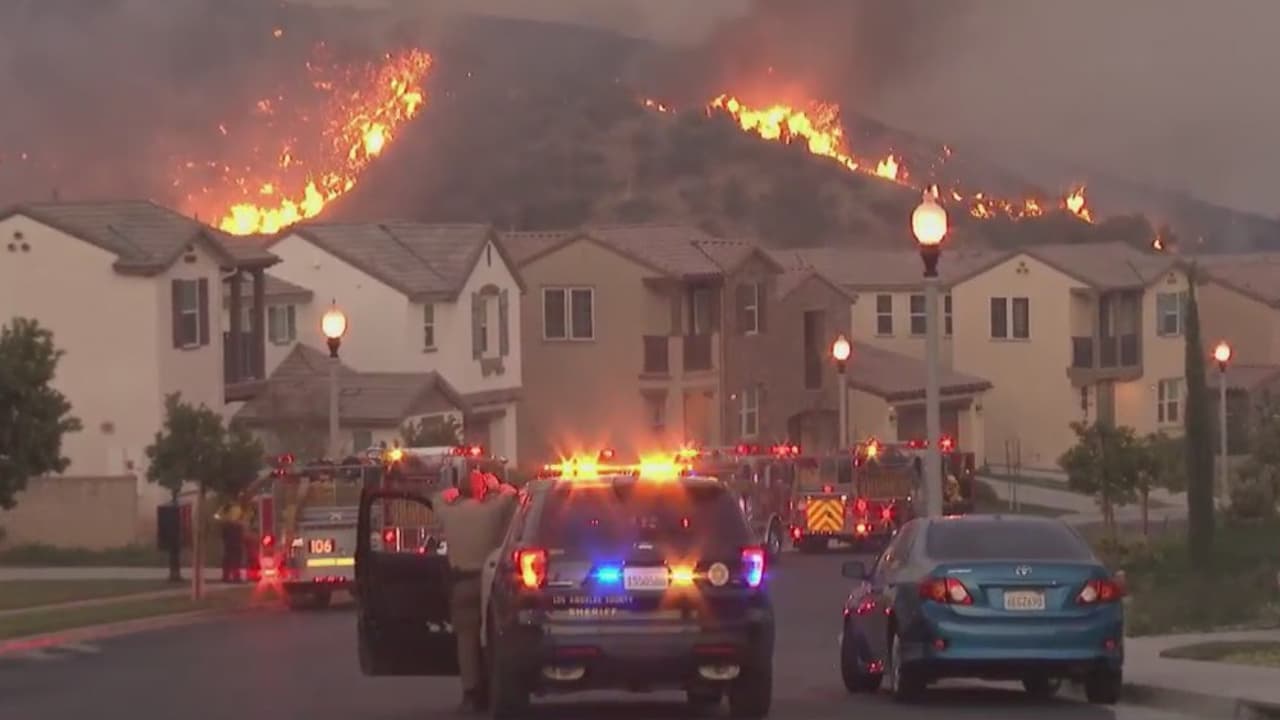 Un incendio de maleza en Castaic amenaza una zona residencial y provoca evacuaciones obligatorias