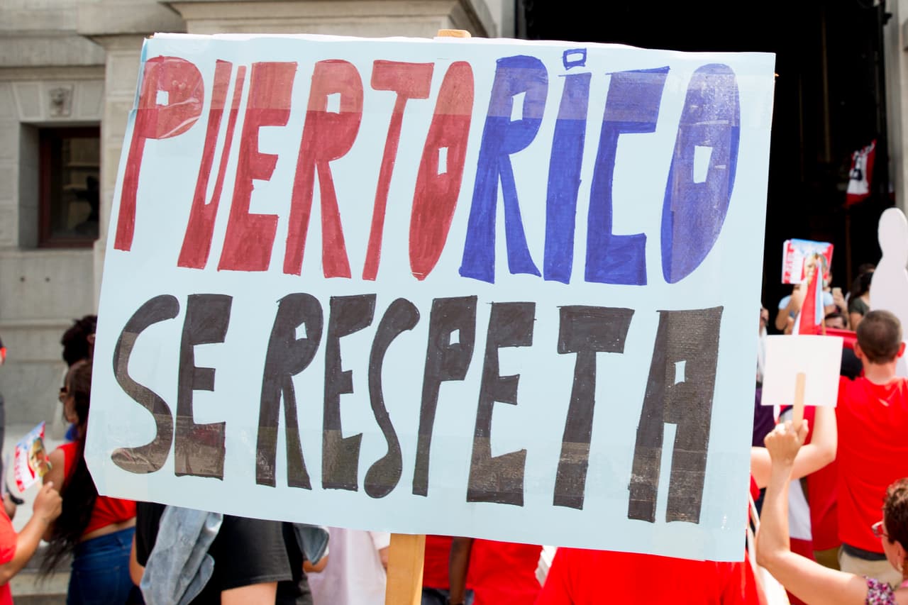 Este mensaje se vió en una protesta de puertorriqueños, en el centro de FIladelfia.