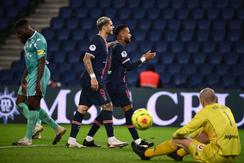 Neymar (47’) marcó su doblete disparando un derechazo desde el corazón del área.
