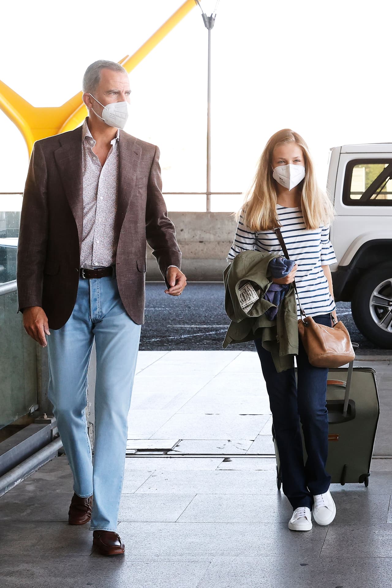 Parece que la princesa de Asturias viajó ligero, pues tan solo fue vista con una maleta de tamaño mediano y una mochila. De acuerdo con la publicación ¡Hola!, antes del viaje fue aconsejada por antiguos estudiantes de llevar pocas pertenencias al instituto, puesto que 
<b><a href="https://mx.hola.com/realeza/casa_espanola/20210830194809/princesa-leonor-despedida-reyes-aeropuerto/" target="_blank">la habitación compartida</a></b>
<a href="https://mx.hola.com/realeza/casa_espanola/20210830194809/princesa-leonor-despedida-reyes-aeropuerto/" target="_blank"> <b>dispone de poco espacio.</b> </a>