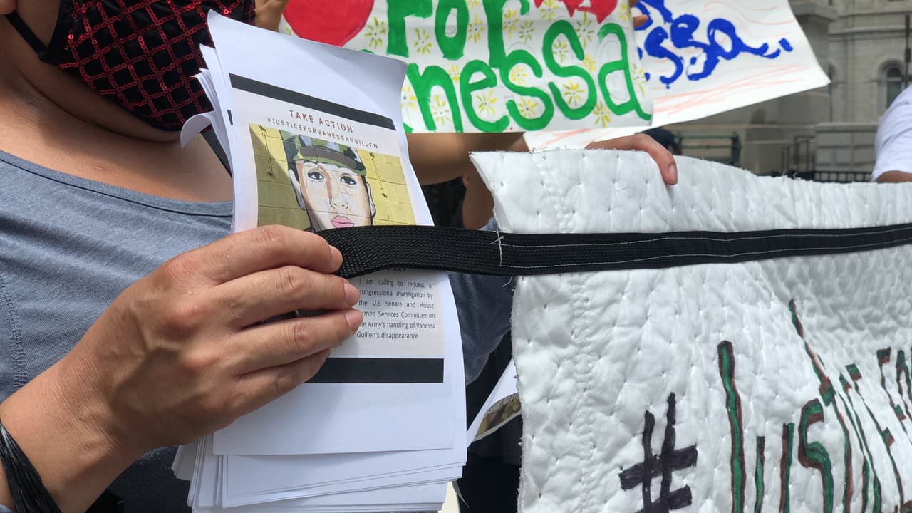 Los manifestantes descibieron el caso como “una caja de Pandora”, al destaparse que la joven era víctima de acoso sexual.
<br>
<br>La familia de Guillén y su abogada reportaron a las autoridades militares y a los medios de comunicación que la soldado les contó que estaba siendo 
<a href="https://www.univision.com/local/austin-kakw/base-de-fort-hood-investigara-denuncias-de-acoso-sexual-contra-vanessa-guillen">acosada sexualmente por un superior dentro de la base</a>.
<br>