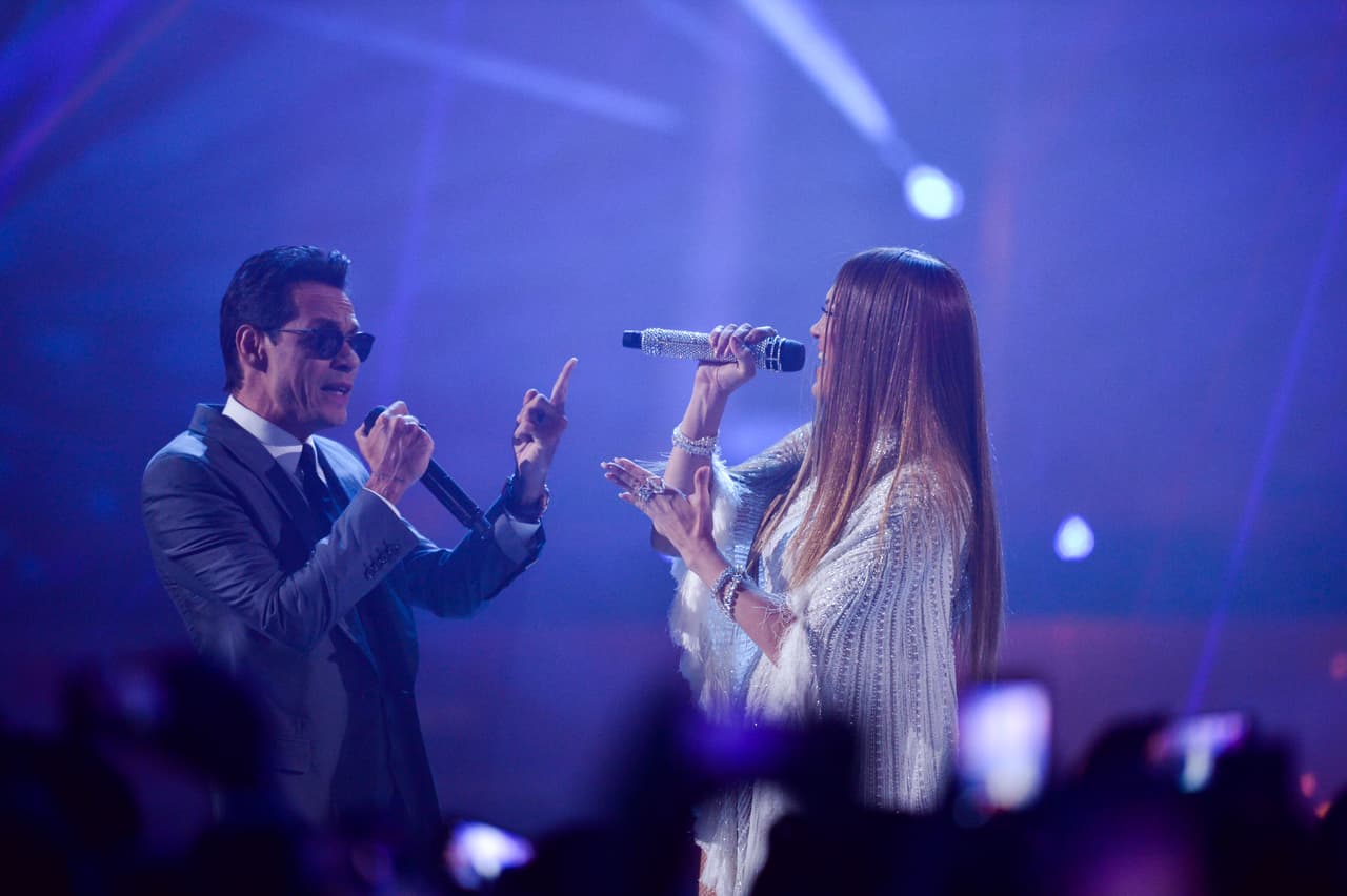 Interpretaron el tema 'Olvídame y Pega la Vuelta'.