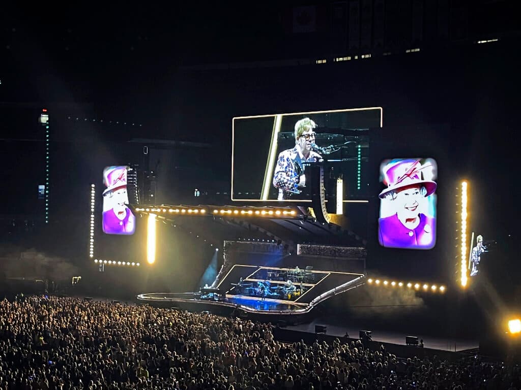 A los homenajes se sumó Elton John durante su concierto del jueves por la noche en Toronto. "Ella lideró nuestro país a través de algunos de nuestros más grandes y oscuros momentos, con gracia y decencia, y genuino cuidado".