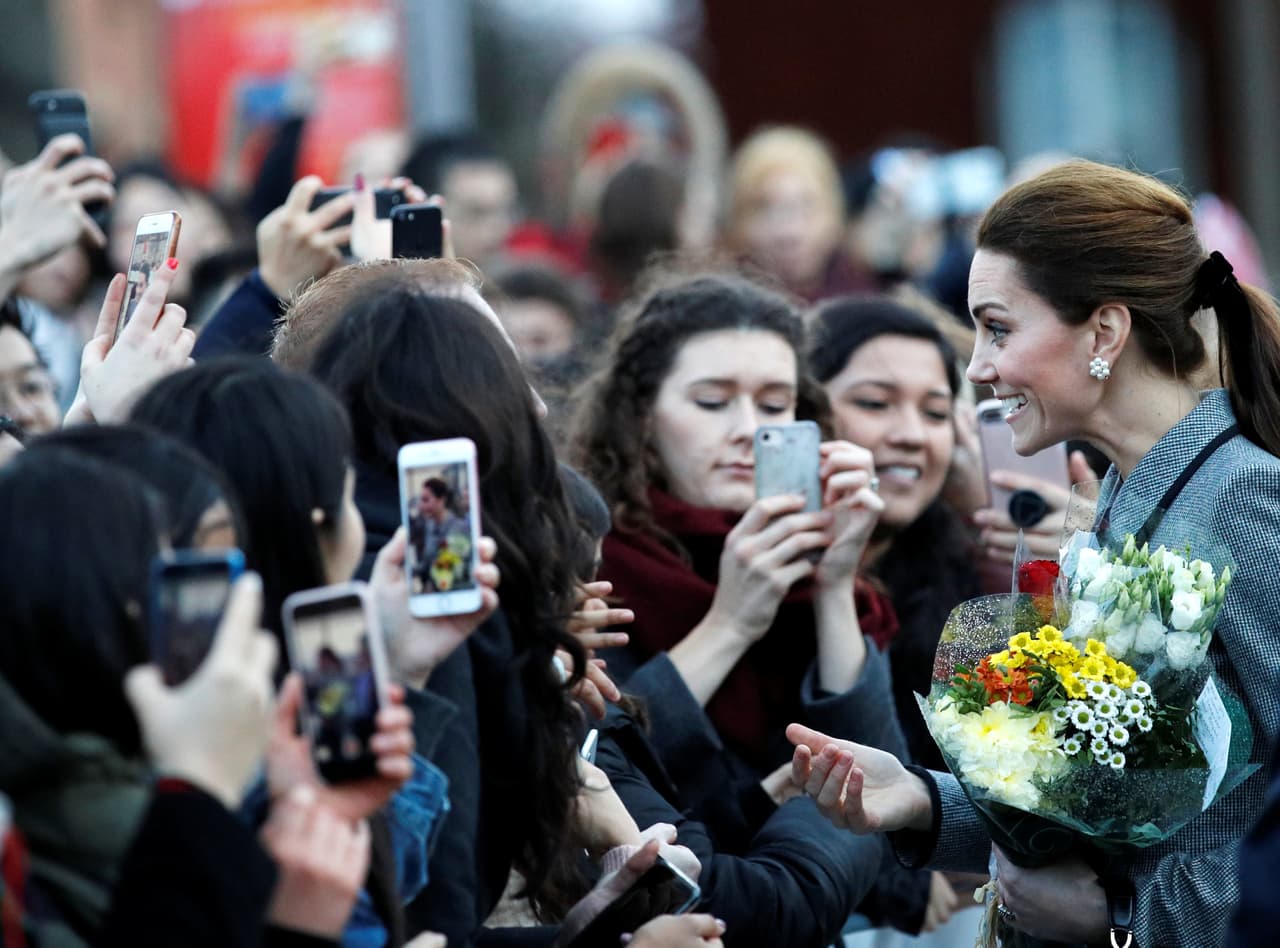 Una de las personas que la saludó, le preguntó si estaba emocionada por el embarazo de su cuñada Meghan Markle. "Absolutamente. Es un momento tan especial para tener pequeñitos y
<b>un primo para George, Charlotte y Louis</b>. Es realmente especial", respondió la duquesa de Cambridge.