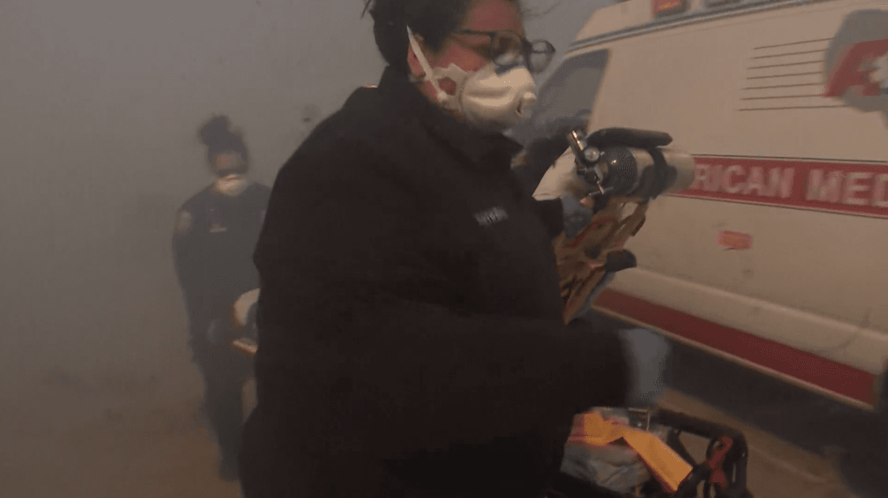 Una vivienda en la calle Fleming sufrió daños externos debido al fuego. No se reportaron heridos.
<br>