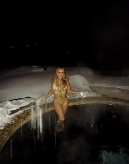 Días antes la vimos en la nieve fue Mariah Carey. Lució espectacular bajo ese modelito dorado.