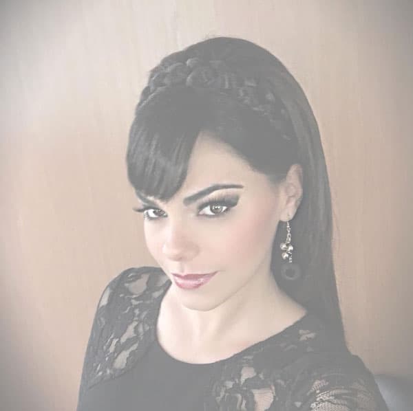 La vimos hacer lip sync del tema "Tu y yo" al lado de José Manuel Figueroa, pues Joan y Maribel fueron los intérpretes del tema de la telenovela con el mismo nombre.