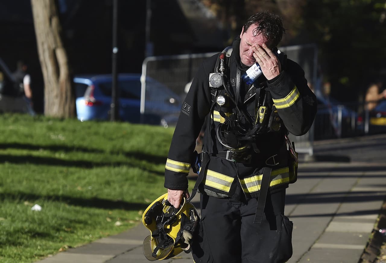 Este bombero reacciona después de labores extetuantes para apagar el incendio de la torre residencial Grenfell en Londres, y sacar a los vecinos de las llamas.