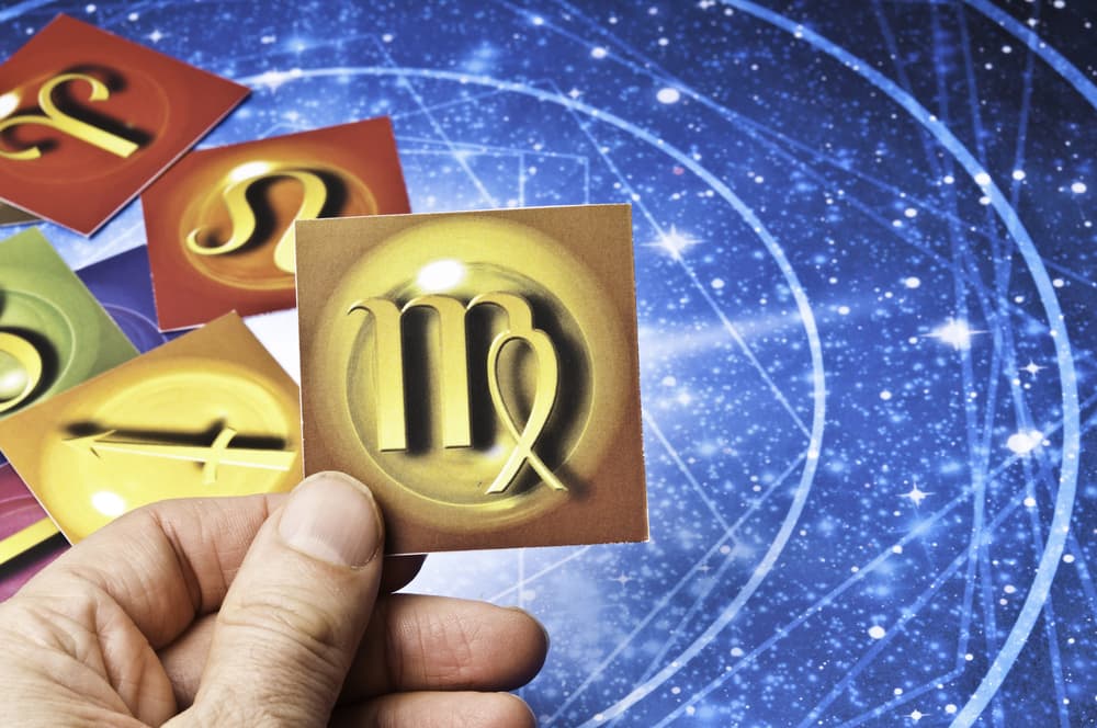 La respuesta es bien simple. Cuando un astrólogo profesional prepara el horóscopo diario toma en cuenta muchos factores. La Astrología no es una religión ni una ciencia exacta, tampoco es un método de adivinación, los astrólogos no son adivinos ni practican una religión determinada.