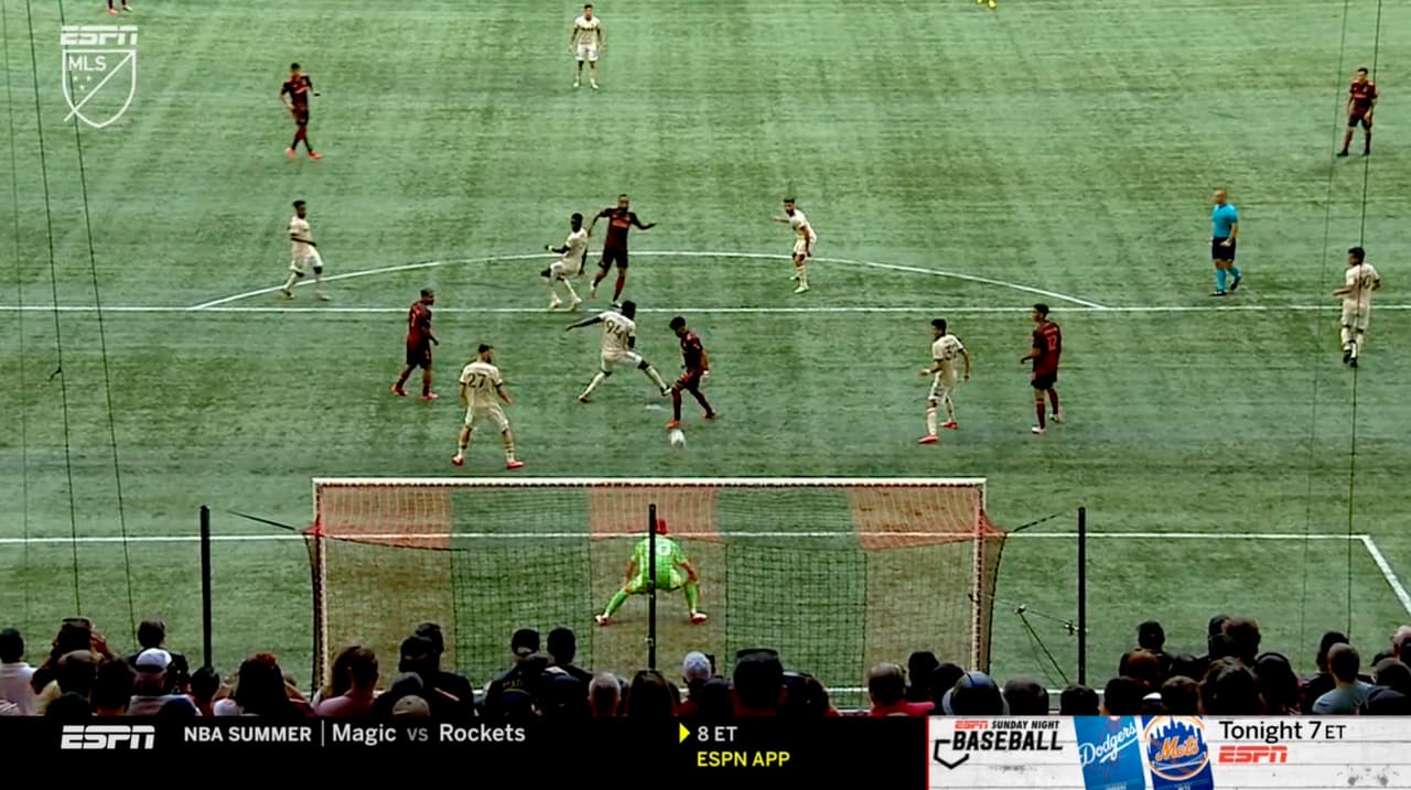 Anton Walkes da el primer aviso de peligro con un zurdazo desde los linderos del área