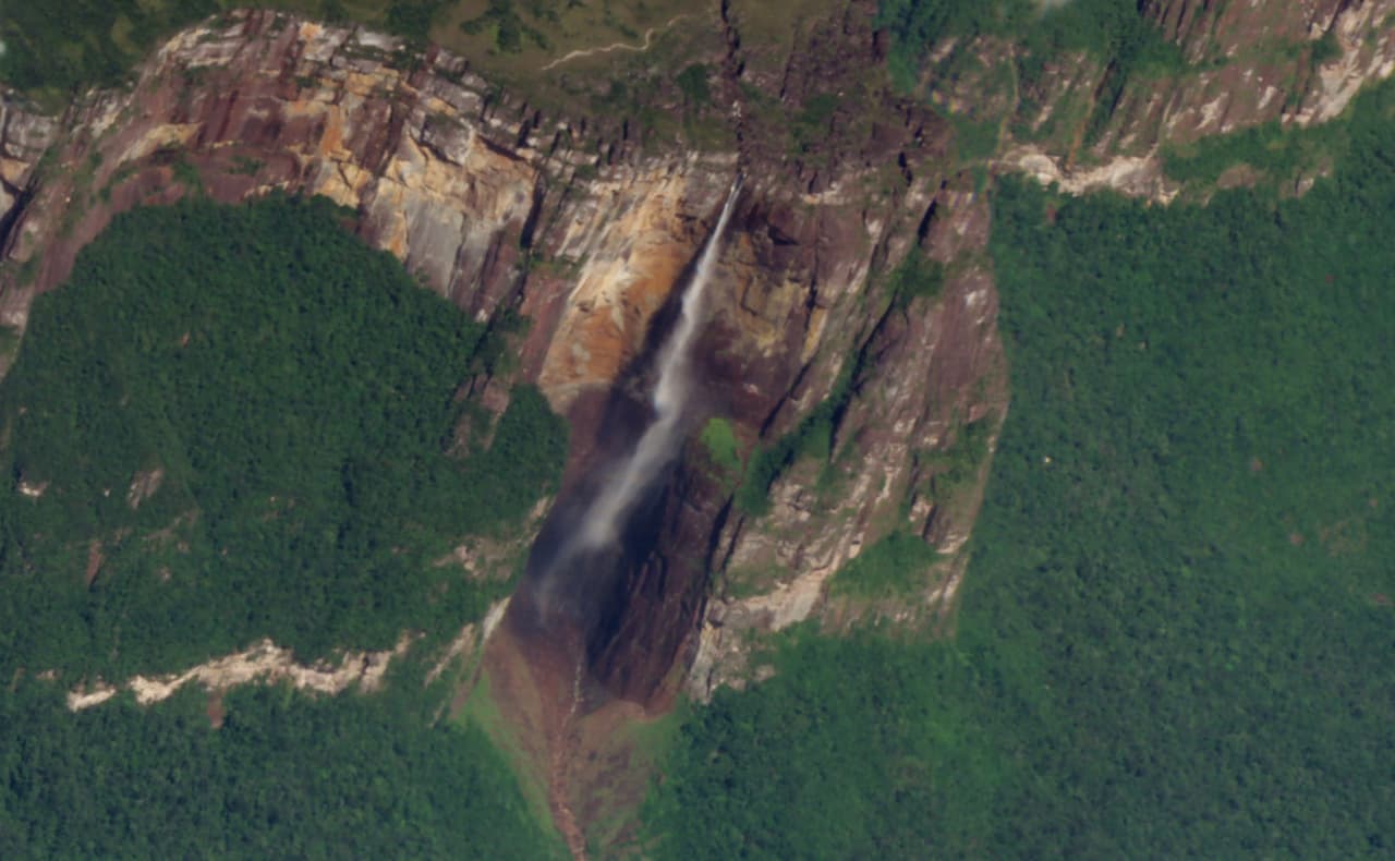 En el detalle de la fotografía se nota que la caída de agua en medio de la selva llega al suelo convertida en una fina neblina. La fotografía fue tomada el 23 de marzo de 2018.