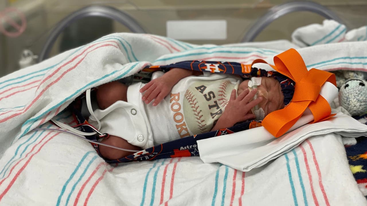 Se visten de los
<a href="https://www.univision.com/deportes/mlb/minute-maid-park-esta-listo-para-dar-inicio-a-la-serie-mundial-de-2021-fotos">Astros de Houston</a> los bebés de la unidad de cuidados intensivos neonatales del Memorial Hermann Southwest Hospital.