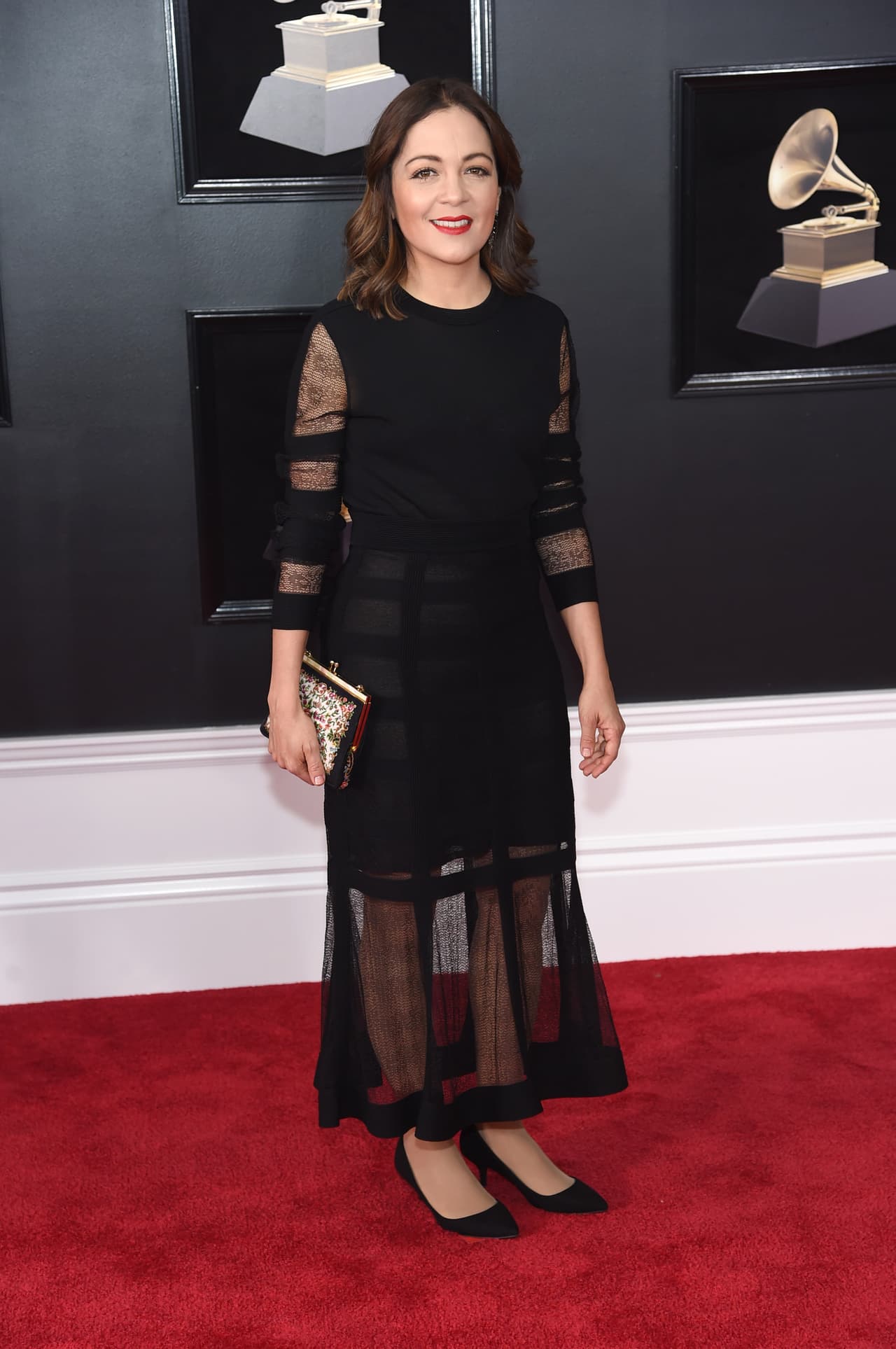 Natalia Lafourcade, quien estuvo nominada en la categoría a Mejor Álbum Pop Latino por 'Musas (un homenaje al folclore matinoamericano en manos de Los Macorinos)', desfiló por la alfombra roja del GRAMMY con un atuendo totalmente negro.