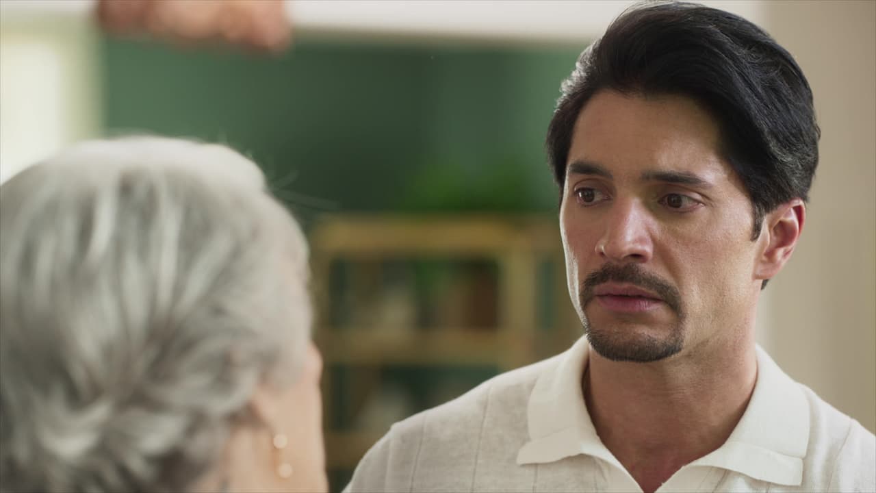 Daniel Elbittar interpreta al doctor Sebastián Peñaloza en la novela Amanecer.