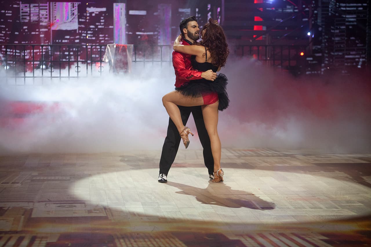 A ritmo de salsa con el tema 'Pedro Navaja' de Ruben Blades, apareció
<b><a href="https://www.univision.com/shows/mira-quien-baila/santiago-ramundo-muy-rigido-en-la-salsa-pedro-navaja-video"> Santiago Ramundo con su bailarina Melissa,</a></b> queines justo antes de pisar la pista de baile estaban muy cariñosos, abrazados y compenetrados para hacer un gran papel.