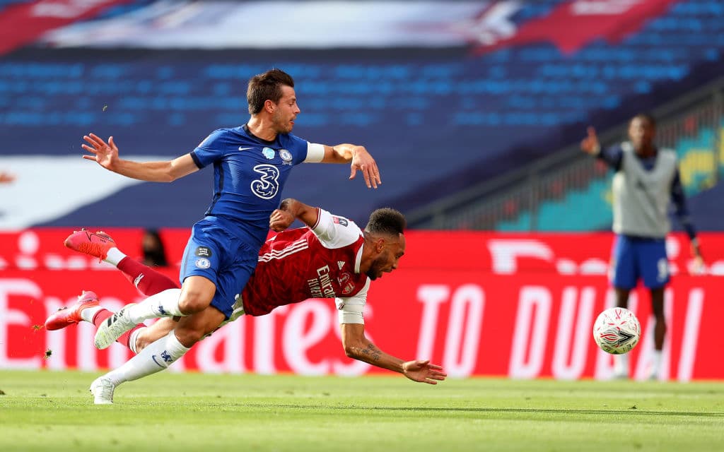 Corrían los 25’ y el empate llegaba. El tanto fue anulado por fuera de lugar; los cartones no tardarían en emparejarse.