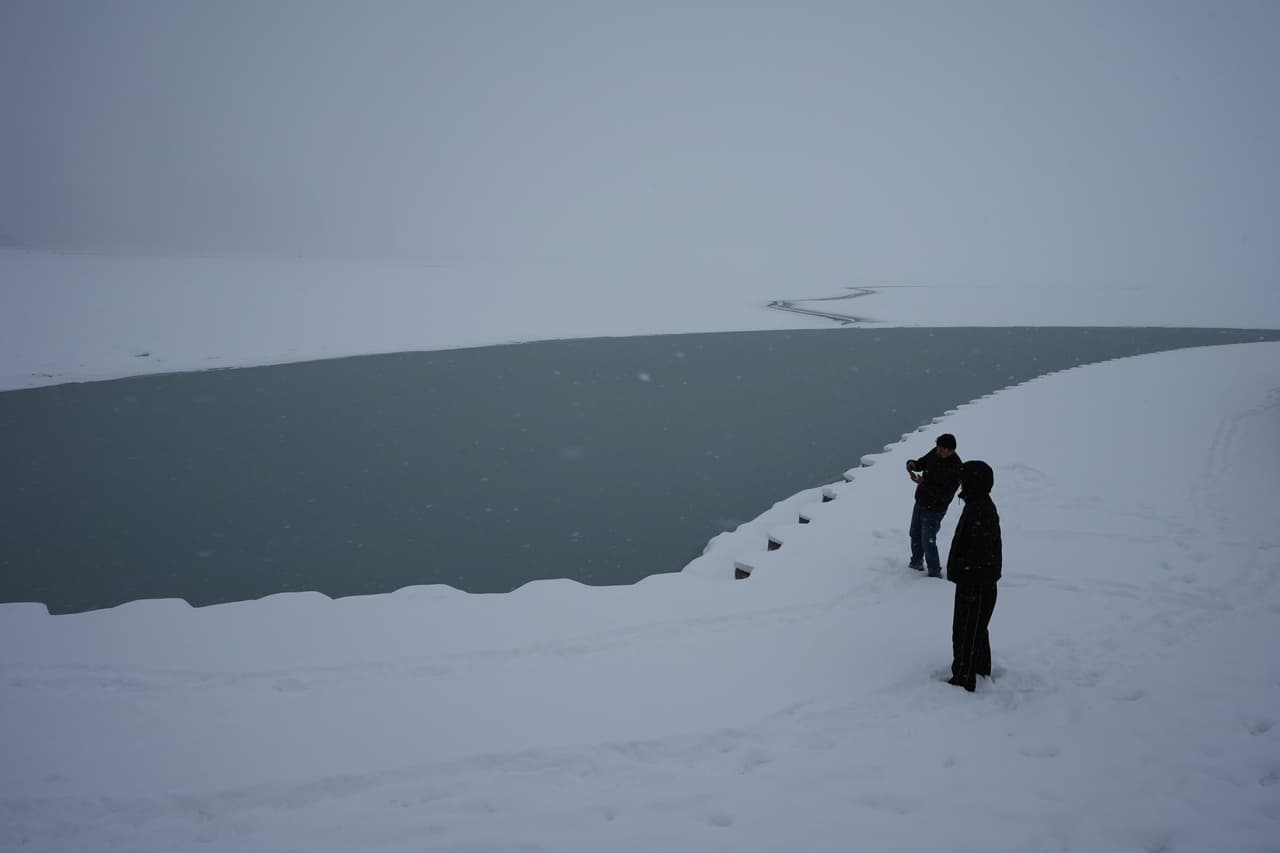 La gente toma fotografías en el lago Michigan en Chicago.