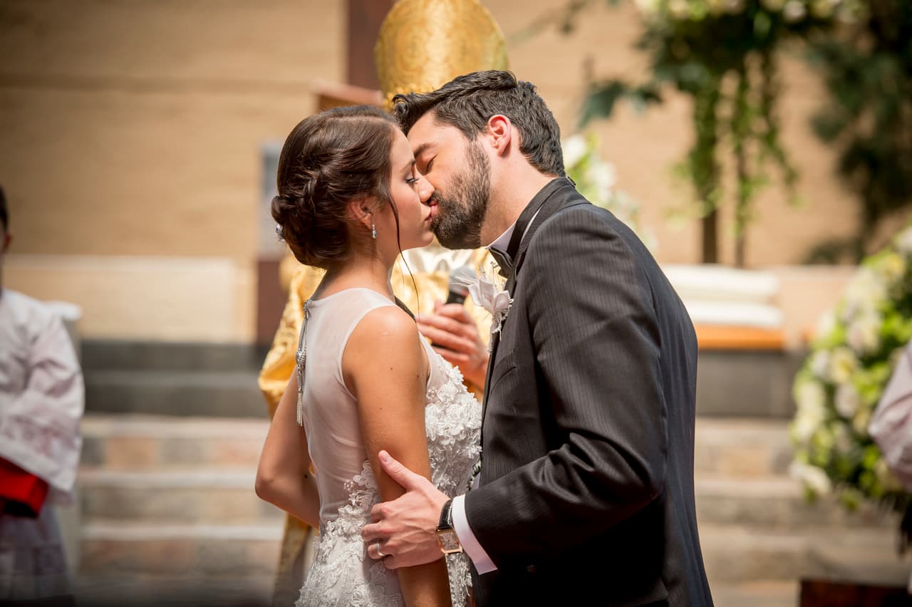 Finalmente el Sacerdote los nombró marido y mujer ante los ojos de Dios.