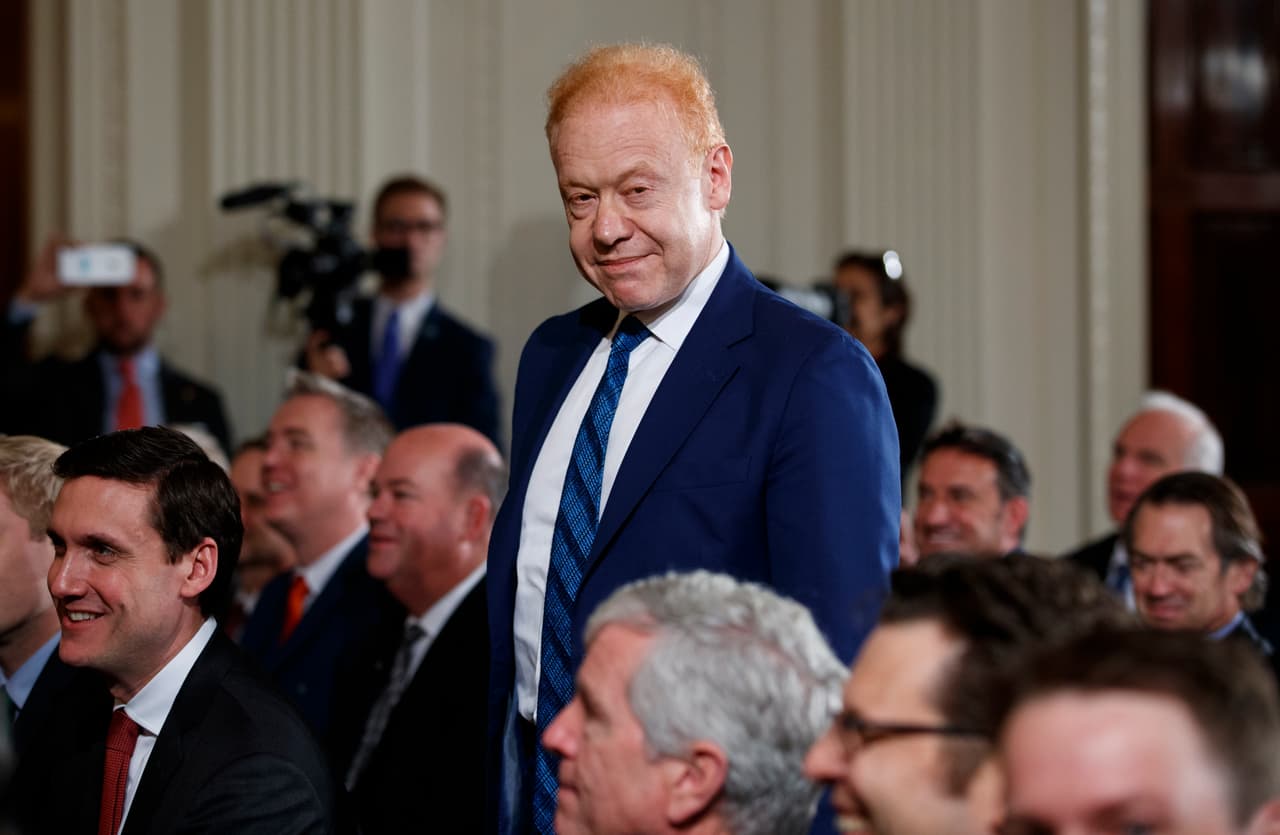 <b>Pratt Industries, fundada por Anthony Industries (Australia)</b>.
<br>
<br>Patrimonio neto: 9,000 millones de dólares.
<br>
<br>Riqueza “verde”: 9,000 millones de dólares.
<br>
<br>Es el mayor productor de papel y cajas 100% recicladas del mundo. Según la compañía, en sus operaciones utilizan plantas de energía limpia y salvan 85,000 árboles, 35 millones de galones de agua y más de 5,000 toneladas de emisiones de gases de efecto invernadero cada día.
<br>