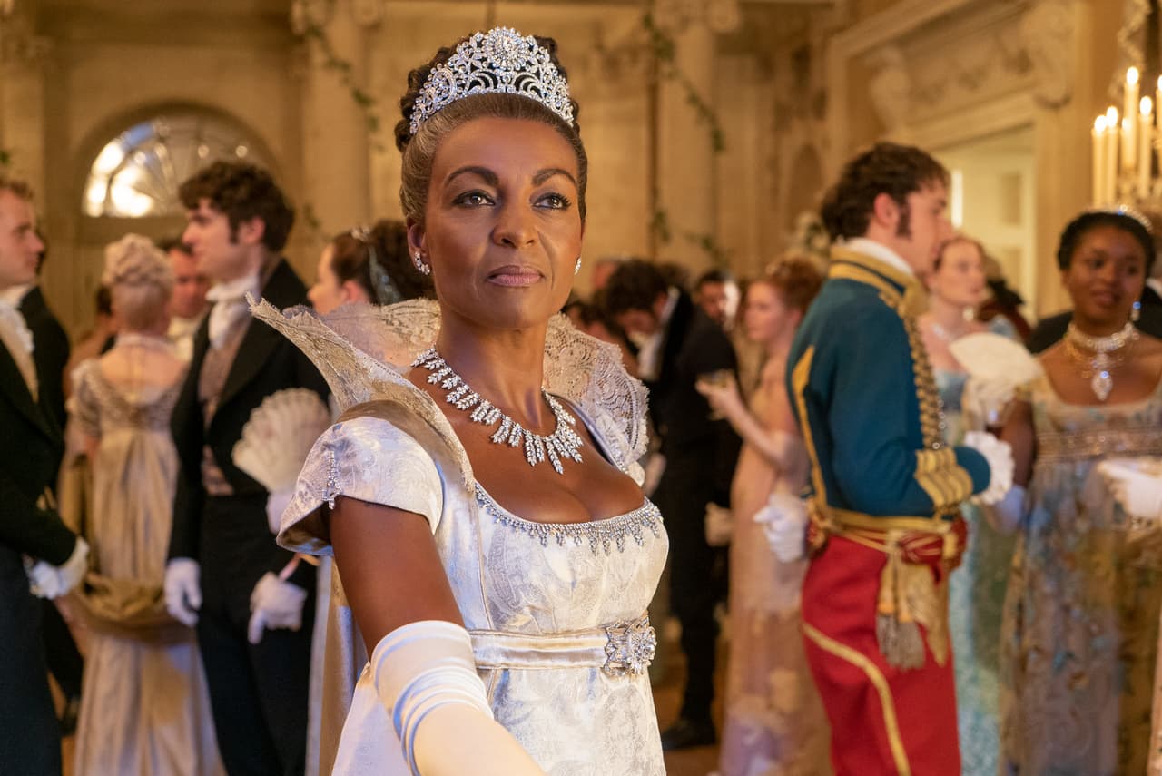 <b>Lady Danbury</b>
<br>Con 59 años, Adjoa Andoh se encarga de darle vida a la mentora de Simon, el duque de Hastings. En la serie de Netflix con su calmado, pero firme, carácter ayuda a los más jóvenes con sus problemas amorosos.