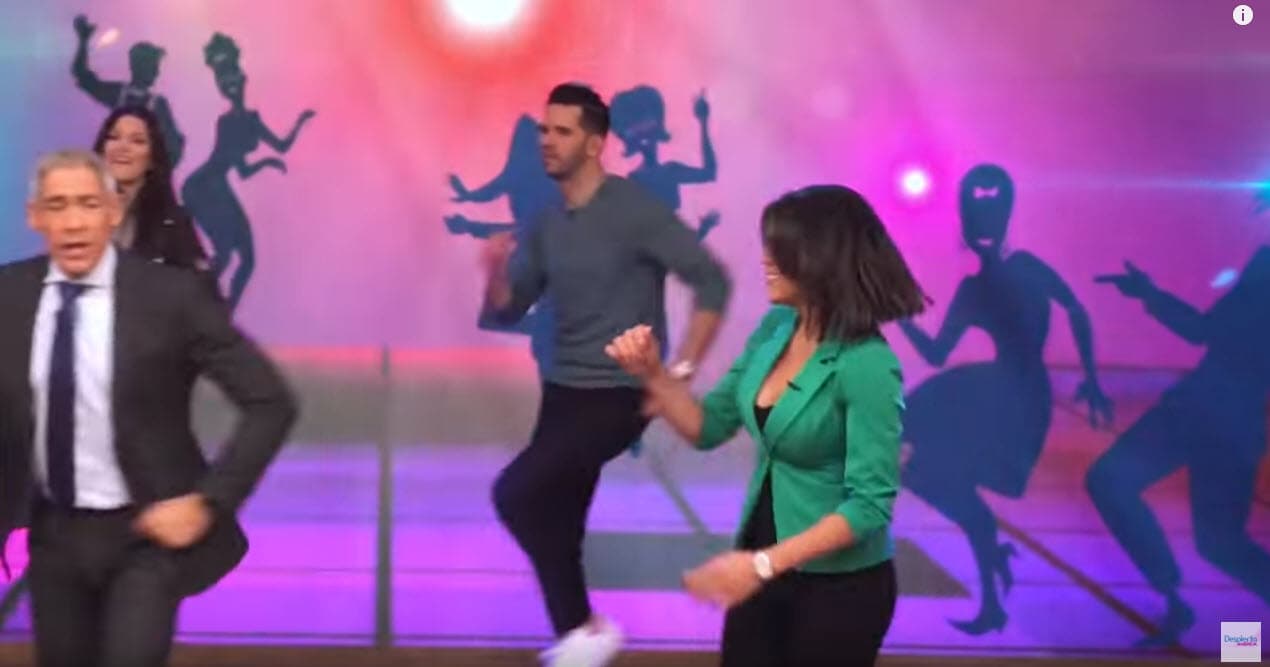 El 5 de enero de 2018 en Despierta América, Francisca Lachapel bailaba una coreografía al lado de sus compañeros y por poco enseña de más.
<br>