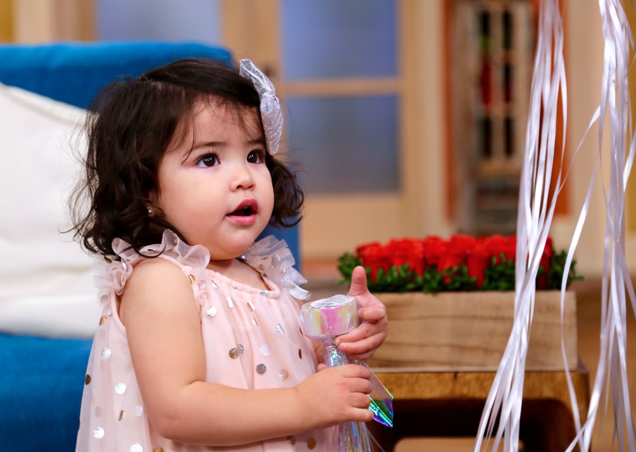 Giulietta quería tenerlo todo. Esta es su carita de sorpresa con tantos globos, juguetes y dulces a su paso.