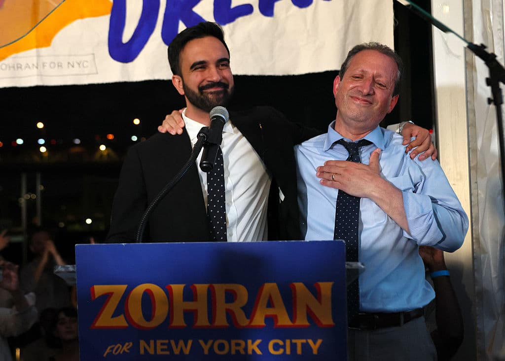 Su estilo directo y uso efectivo de redes sociales, especialmente TikTok, le han permitido conectar con votantes jóvenes y latinos, triplicando su apoyo desde abril de 2025. Su campaña se ha caracterizado por un fuerte enfoque comunitario, movilizando a jóvenes y comunidades trabajadoras. En la foto aparece con el contralor Brad Lander, también candidato a la alcaldía.