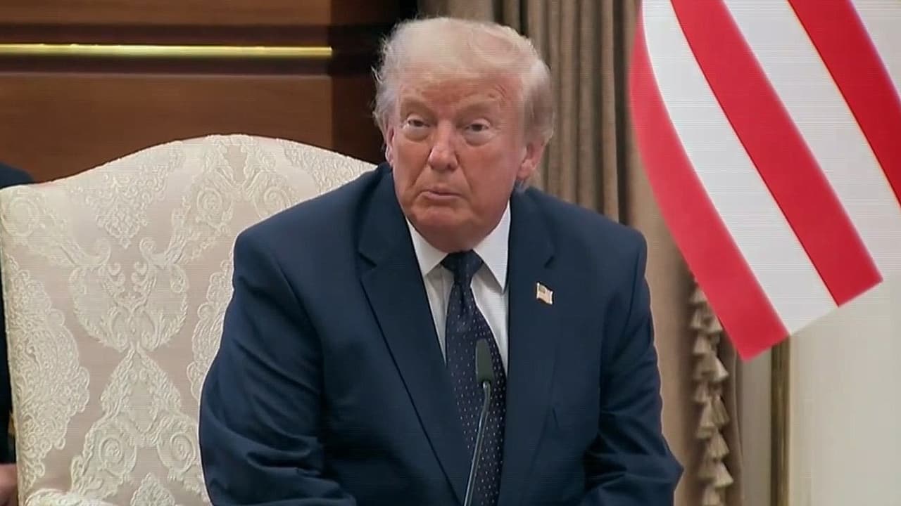 Trump no usa el avión regalado por Qatar y viaja en el modelo anterior para viaje a Reino Unido hoy